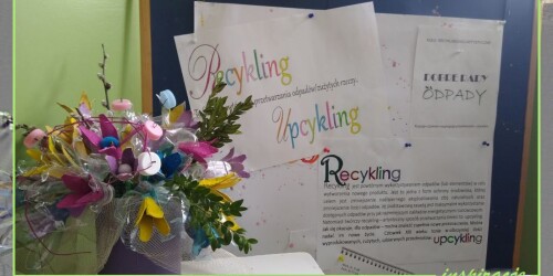 recyklingowy bukiet na tle tablicy z informacjami dotyczącymi recyklingu