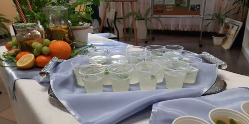 na stoliku owocowe soki dla młodzieży