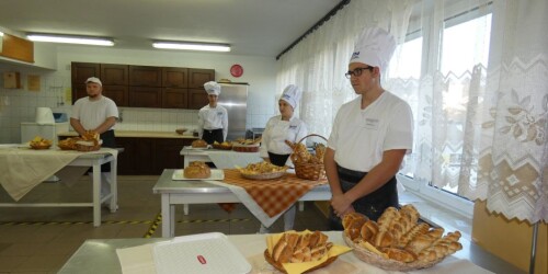 młodzież w pracowni piekarskiej podczas oceny jury