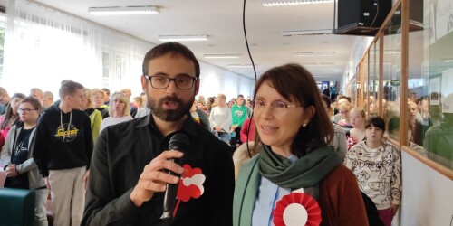 Nauczyciele pani Olga i pan Dawid śpiewający piosenkę p.t. 