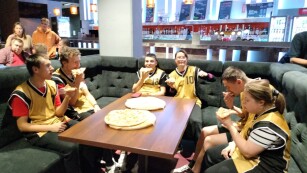 nasza drużyna posila się pizzą