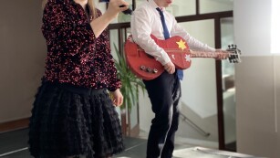 Paula i Karol podczas występu, śpiewania piosenki 