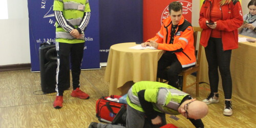 Drużyna z Lublina wykonuje zadanie z pierwszej pomocy