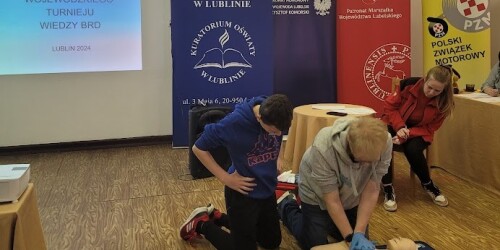 Drużyna z Puław wykonuje zadanie z pierwszej pomocy