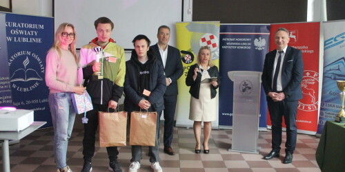 uczniowie ze Specjalnego Ośrodka dla Dzieci i Młodzieży Niepełnosprawnych w Lublinie odbierają nagrody za IV miejsce