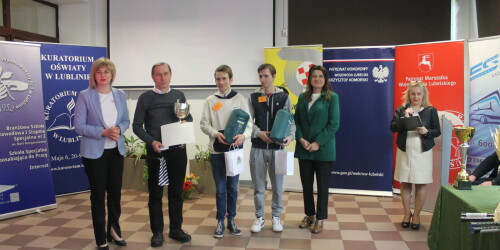 uczniowie ze Specjalnego Ośrodka z Karczmisk odbierają nagrody za II miejsce