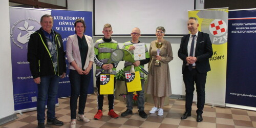 uczniowie ze Specjalnego Ośrodka Szkolno - Wychowawczego nr 1 w Lublinie odbierają nagrody za I miejsce